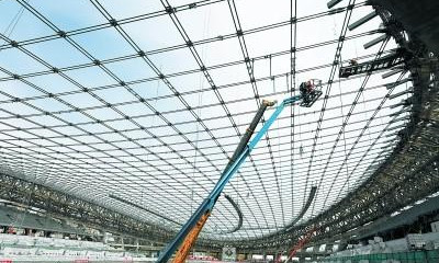 在国家速滑馆施工工地,工人们正在紧张施工,为下一步钢结构环桁架支座锁定和屋面安装做好准备