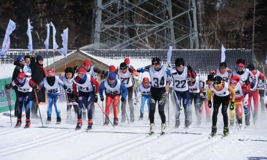 中美青少年拉开越野滑雪比赛帷幕