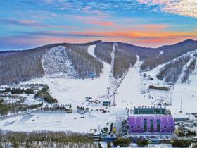 日光草原·大河湾滑雪场举行开板仪式