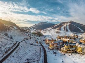 丝绸之路国际滑雪场以一场趣味滑雪比赛结束滑雪季