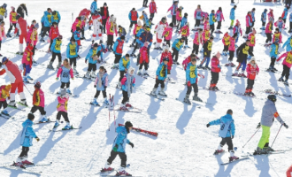百余中小学生体验冰雪乐趣