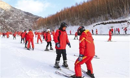 2018年雪季,西湾子小学四年级学生在万龙滑雪场体验滑雪课。