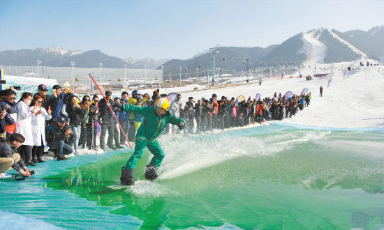 上图为3月24日,在丝绸之路国际度假区滑雪场,滑雪爱好者在体验雪地滑水。
