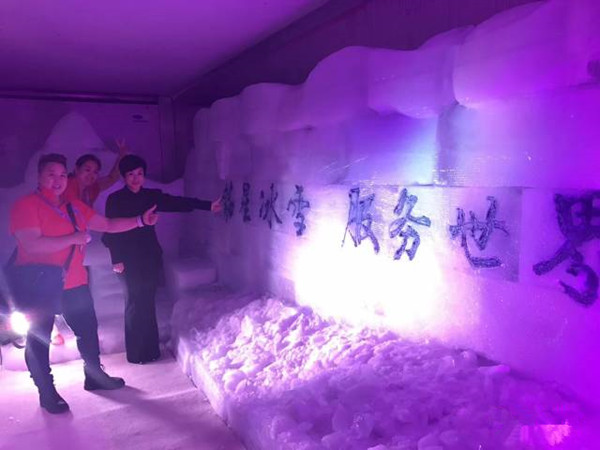 郭丹丹参观展台,为际华铭星极地冰川体验馆点赞