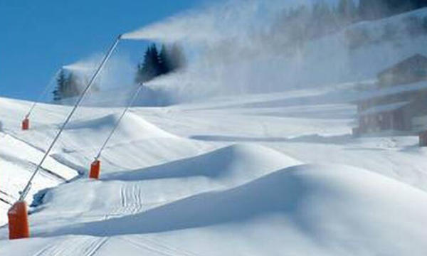 对比炮式造雪机和枪式造雪机