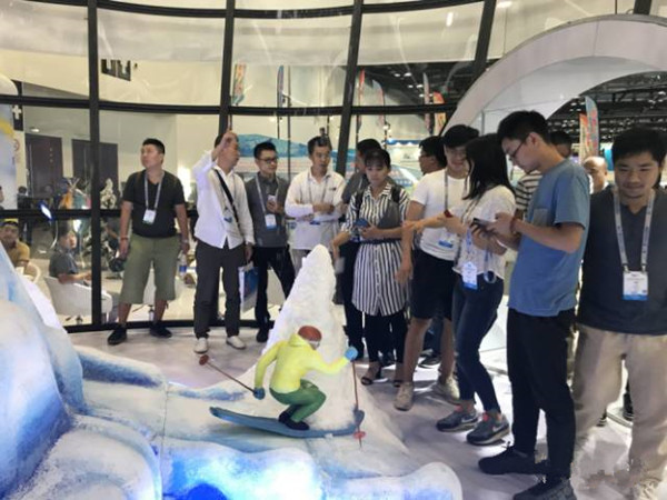 际华铭星冰雪爱好者排起了长龙体验,参观体验飘雪