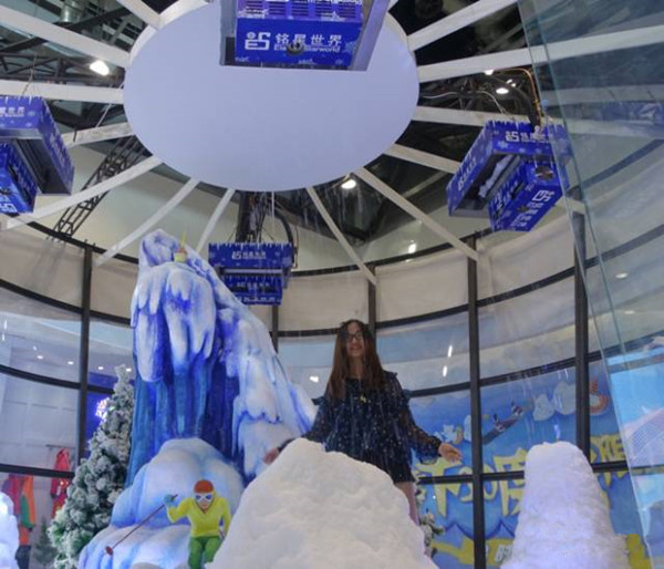 微型冰雪世界体验馆顶部四台24小时飘雪机,均由铭星冰雪集团制造